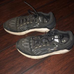 Black under armour tennis shoes